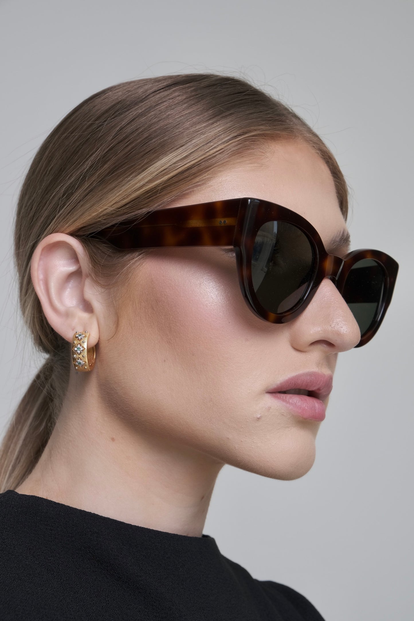 A person wearing Bardovano sunglasses, showcasing the sleek design and modern style.