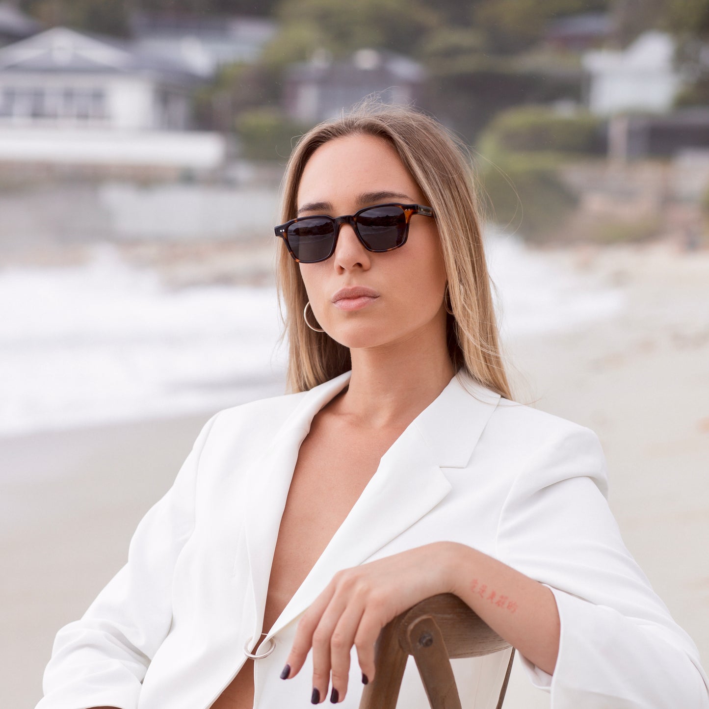 A person wearing Bardovano sunglasses, showcasing the sleek design and modern style.