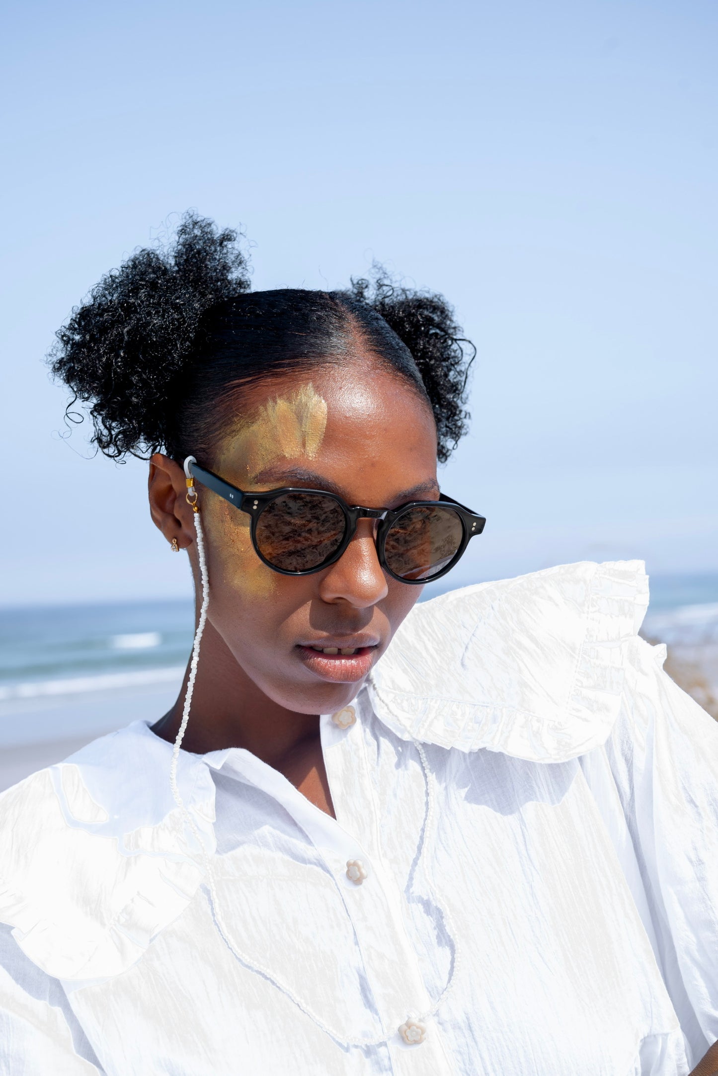 A person wearing Bardovano sunglasses, showcasing the sleek design and modern style.