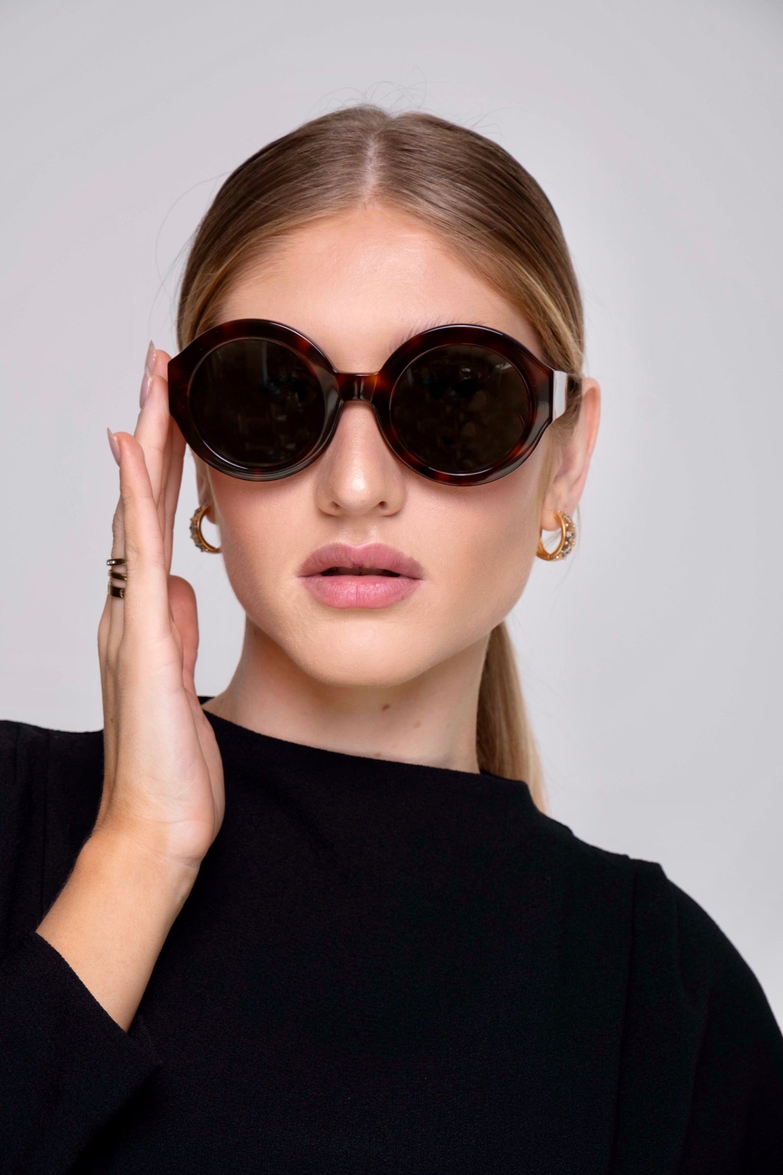A person wearing Bardovano sunglasses, showcasing the sleek design and modern style.
